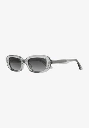 Lunettes de soleil teintées de gris avec une monture rectangulaire transparente. Le design présente de grandes lentilles et des branches fines et texturées.