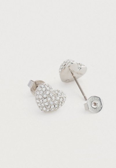 Pendientes en forma de corazón de plata adornados con cristales de rhinestone transparentes, con un pasador y un cierre de metal con grabado.