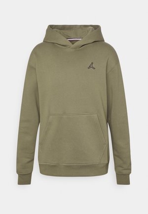 Oliwkowo zielona bluza z kapturem typu pullover z przednią kieszenią kangurką oraz małym czarnym logo naszytym na lewej piersi.