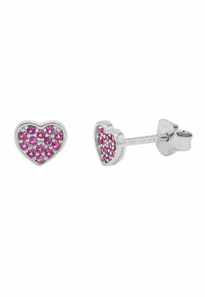 Pendientes de botón en forma de corazón plateado con múltiples pequeñas piedras preciosas rosas incrustadas en la superficie frontal, mostrados desde vistas frontal y lateral.