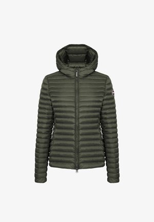 Vadderad, zip-up-jacka i mörkgrön. Har en huva, vadderat mönster och elastiska ärmmuddar. Inkluderar en logotyp patch på vänster ärm.
