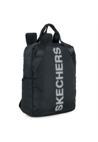 Mochila negra hecha de tela duradera con un destacado logo gris "SKECHERS" en vertical a un lado. Cuenta con correas acolchadas y un asa en la parte superior.