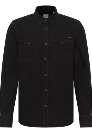 Fekete farmering hagyományos gallérral, két mellzsebbel, gombos elejű és hosszú ujjú, gombos mandzsettával. Sima tapintású anyag.