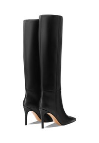 Stivali alti neri in pelle, con punta affusolata e tacco a spillo. Texture liscia, design aderente e parte superiore senza cuciture e senza decorazioni.