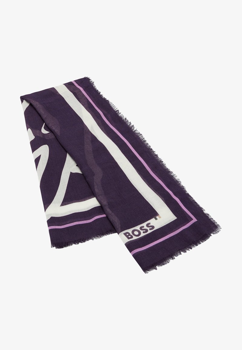 Écharpe violet foncé avec des rayures violettes claires et blanches, bords à franges, et logo "BOSS" imprimé près du coin.