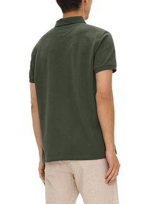 s.Oliver MIT LOGO-STICKEREI - Poloshirt - tannengrün