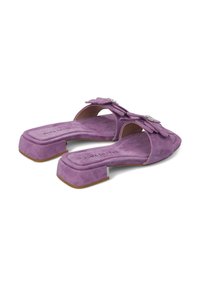 Sandalias de ante morado sin plantilla con acentos florales y detalles de piedras brillantes, que cuentan con una suela ancha y plana y un diseño de punta abierta.