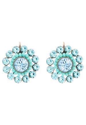 Par af runde øreringe med store centrale blå ædelsten omgivet af små turkis og lyseblå krystaller i et blomsteragtigt mønster.