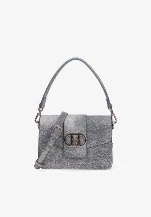 Sac à bandoulière gris texturé avec sangle réglable, fermeture à rabat et un fermoir logo en métal argenté à l’avant.