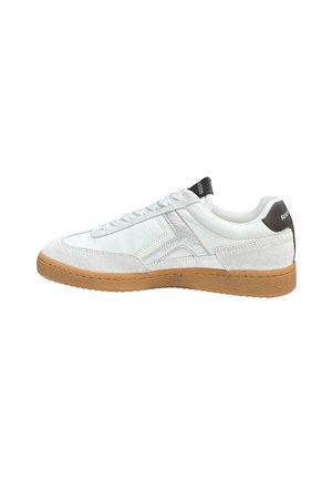 Baskets blanches avec une tige en cuir texturé, des accents gris et une semelle en caoutchouc. Dispose d'un système de laçage et d'un col rembourré pour le soutien.