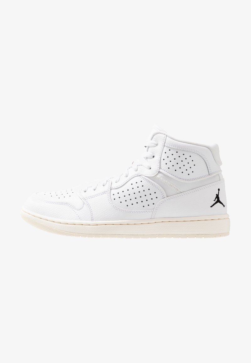 Białe skórzane sneakersy za kostkę z perforowanymi detalami, płaskimi sznurowadłami oraz czarnym akcentem logo na pięcie. Guma podeszwy w odcieniu off-white.