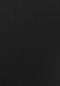 Svart ribbat tyg med vertikala ränder, som har en mjuk textur och en enhetlig färg utan synliga mönster eller detaljer.