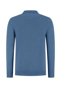 Blauwe gebreide trui met lange mouwen, een omgeslagen kraag en geribde manchetten. Gelijke textuur, zonder opvallende patronen of accenten.