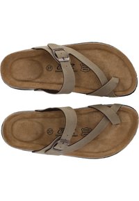 Braune ergonomische Sandalen mit einer samtigen Innensohle, plastischen Querriemen und einer Metallschnalle. Größenetikett auf der Innenseite sichtbar.