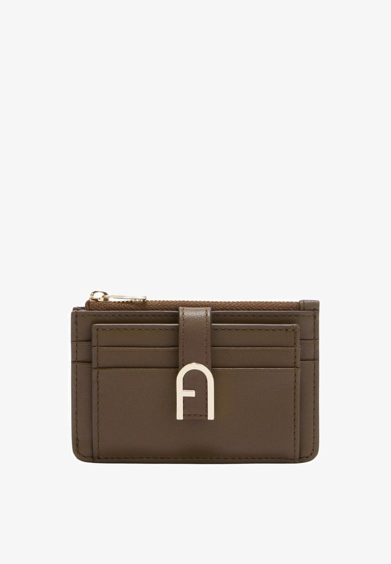 Porte-cartes en cuir marron avec compartiment zippé, six emplacements pour cartes et un accent logo doré. Texture lisse, forme rectangulaire compacte.