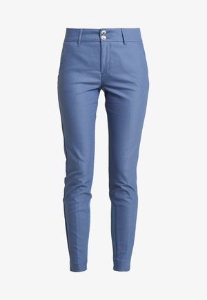 Úzke nohavice zo svetlomodrej tkaniny s jemnou textúrou, s plochým predkom a detailom pásu na dva gombíky.