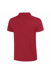 Rød polo-shirt med korte ærmer og klassisk krave. Blødt, glat stof med et enkelt design, der har en subtil sømdetail ved skuldrene.