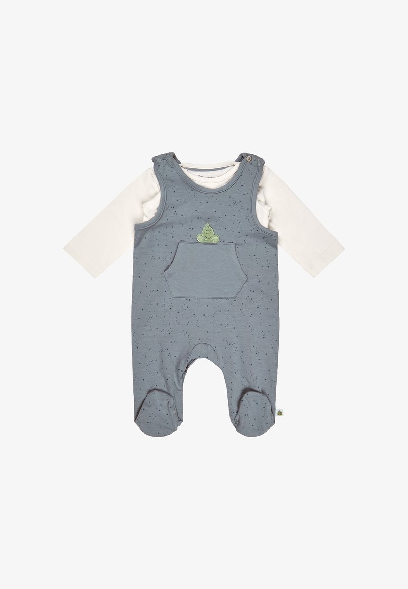 Blaue Baumwoll-Latzhose mit gesprenkeltem Muster, mit einer vorderen Tasche und einem grünen bestickten Detail. Darunter lange weiße Ärmel.