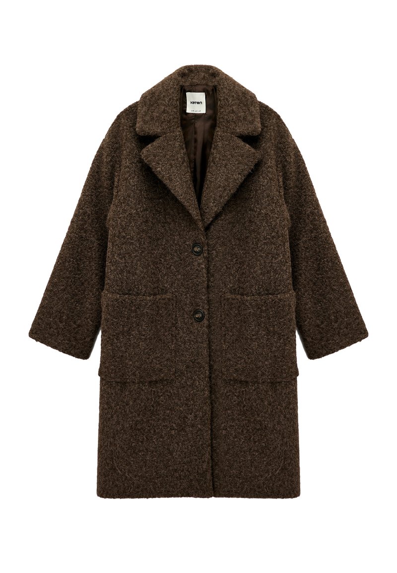 Abrigo de lana marrón con una superficie texturizada, cuello con muescas, dos bolsillos frontales y cierre de botones. Diseñado en un estilo oversized de longitud hasta la rodilla.