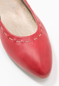 Marco Tozzi Klassischer Ballerina - chili