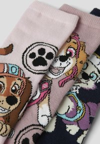 Zestaw trzech par skarpet bawełnianych z kolorowymi grafikami psów. Kolory to różowy, granatowy i biały, z dzianinową teksturą i wesołymi wzorami.