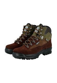 Botas de senderismo de ante marrón y sintético con acentos en verde y gris, cordones con anillas de metal en forma de D, suelas texturizadas y cuellos acolchados.