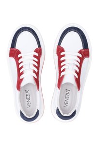 Weißer Sneaker mit roten und marineblauen Wildleder-Akzenten. Verfügt über eine Schnürung, strukturierte Lederseiten und eine rote Gummisohle. Markenlogo innen.