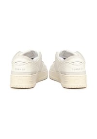 Zapatillas blancas de cuero con suela plana, acentos cosidos y paneles texturizados. El tacón presenta la palabra "TORNEO."