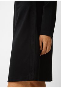 comma casual identity EN À RUBAN - Vestito di maglina - schwarz