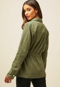 Friends Like These UTILITY POCKET REGULAR FIT - Letná bunda - khaki green