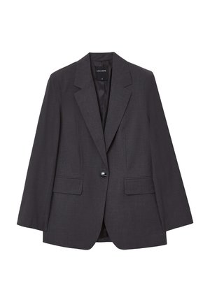 Blazer sartorial grigio scuro con revers a punta, chiusura con un unico bottone nero, tasche a pattina e maniche lunghe, steso su uno sfondo bianco.