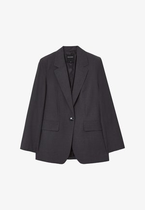 Blazer sartorial grigio scuro con revers a punta, chiusura con un unico bottone nero, tasche a pattina e maniche lunghe, steso su uno sfondo bianco.