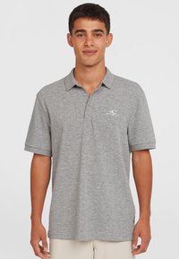 Polo gris à manches courtes, avec une patte de boutonnage à trois boutons et un logo brodé sur la poitrine. Fabriqué dans un tissu doux et texturé.