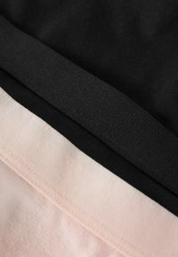 Trois échantillons de tissu : noir en haut, rose doux en dessous, tous avec des textures lisses. Les bords sont cousus soigneusement sans motifs visibles.