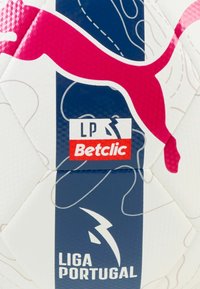 Hvid fodbold med et pink Puma-logo, Liga Portugal branding og en blå accent. Viser en tekstureret, hexagonal paneldesign.