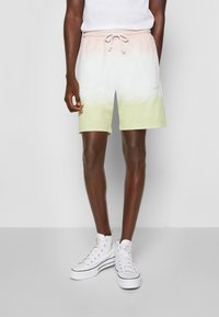Shorts légers en coton avec un dégradé de couleurs passant du rose au jaune. Comprend une taille élastique avec un cordon de serrage.