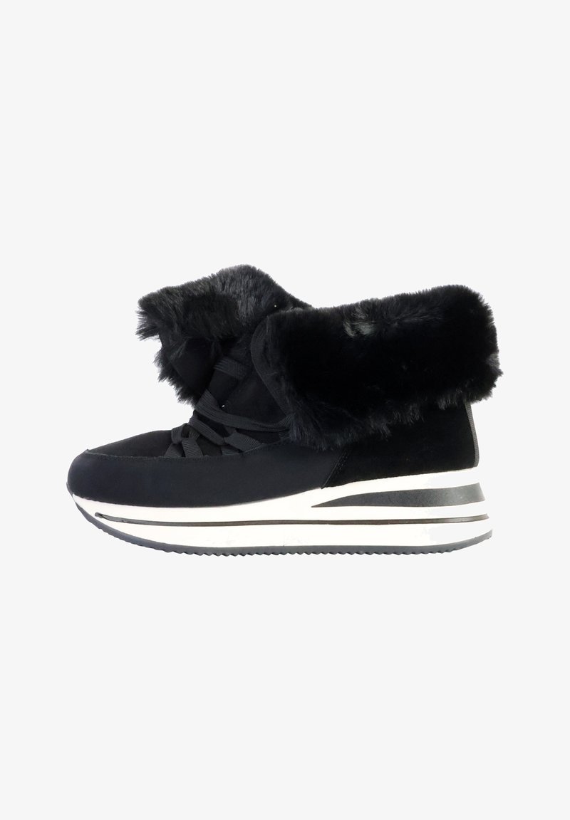 Bottines noires en fausse fourrure avec une semelle rembourrée, dotées d'un laçage et d'une rayure blanche sur la plateforme.