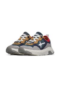 Sneaker multicolori con suede grigio, dettagli color cammello e logo a stella bianca. Presentano una suola testurizzata e un collare imbottito per il comfort.