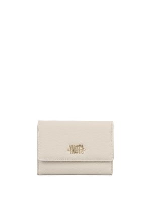 Piccolo portafoglio in pelle beige con chiusura a patta e logo del marchio dorato centrato sul davanti.