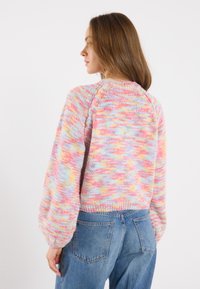 Flerfarget strikket genser med ballongsleeves i pastellfarger som rosa, blå og gul. Ribbet stigende hem og rund halsutringning. Kombiner med denim jeans.