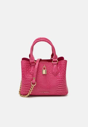 Rosa Handtasche mit Krokodil-Prägung, zwei oberen Griffen und einem goldfarbenen Kettenriemen. Verfügt über ein Vorhängeschloss als Akzent und ein Logo vorne.