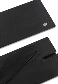 Guanti in pelle nera con un design elegante, cuciture decorative e ritagli per le dita. Include un piccolo accento in metallo con logo.