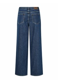 Modré džíny s širokými nohavicemi a vysokým pasem, dvě zadní kapsy a zakončené lemy. Vyznačují se jemným vyblednutím a koženou nášivkou na pásku.