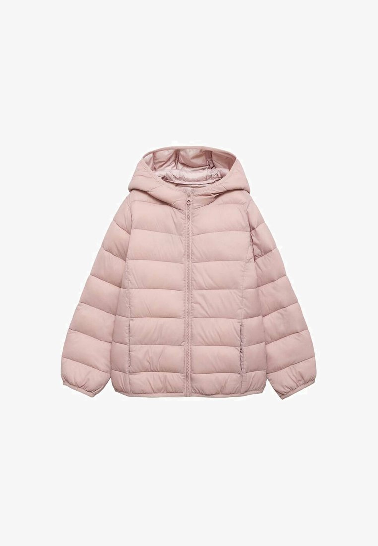 Jachetă roz căptușită cu glugă, având secțiuni orizontale cu matlasare, fermoar frontal și manșete elasticizate. Textură de material lucios și neted.
