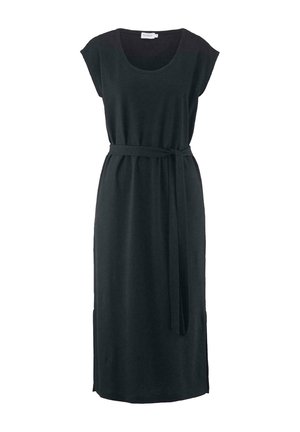 Robe noire mi-longue avec un décolleté rond, des manches courtes et une ceinture nouée à la taille. Elle présente des fentes latérales et une texture douce et lisse.