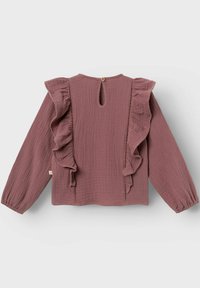 Blusa con schiena arricciata in mauve, realizzata in tessuto testurizzato. Presenta maniche lunghe, una chiusura a bottone al collo e dettagli in pizzo decorativo.
