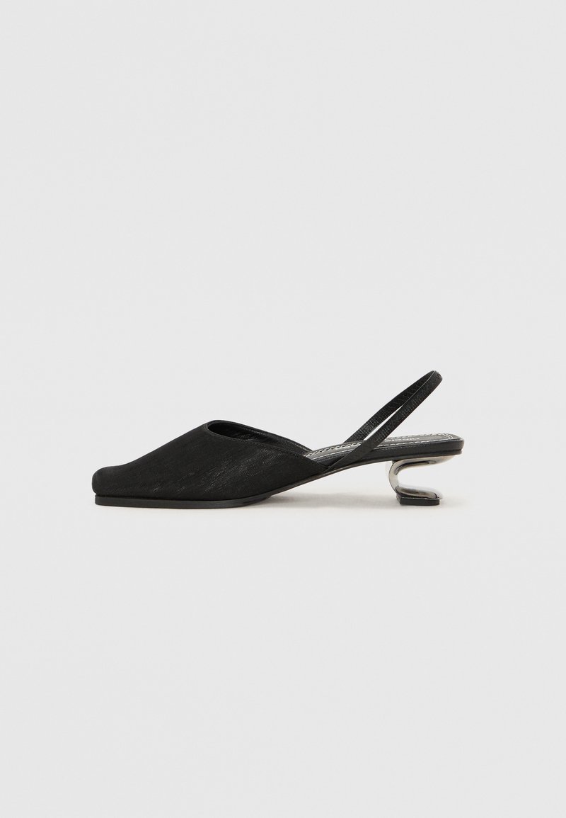 Fekete, hajlított sarkú, hegyes orrú slingback cipő sima anyagból. Minimál dizájn, karcsú sziluettel.