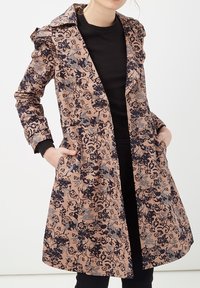 Abrigo con estampado floral en rosa y azul marino, con un cuello estructurado y mangas largas, que cuenta con bolsillos laterales y un corte entallado.