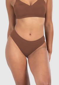 Brown seamless bralette en bijpassende hoge taille slips, met een gladde textuur en een eenvoudig, uniform ontwerp zonder patronen of accenten.