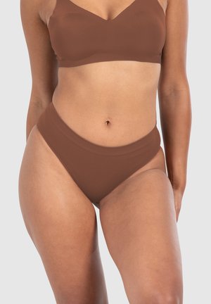 Brown seamless bralette en bijpassende hoge taille slips, met een gladde textuur en een eenvoudig, uniform ontwerp zonder patronen of accenten.